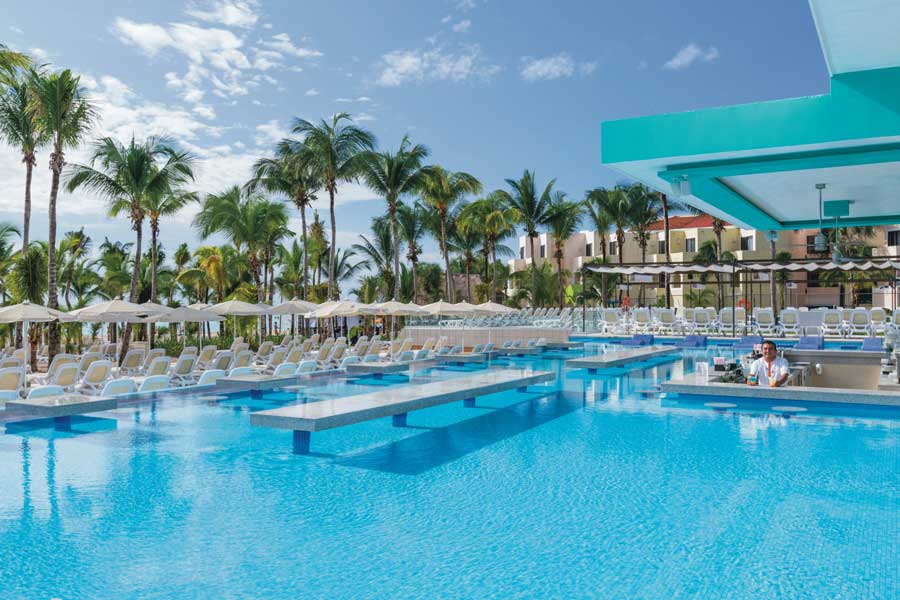 CAR_15_006-Pool_swim-up-bar